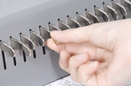 01 Deli 3873 Peigne Liant Machine Vidéo Opération