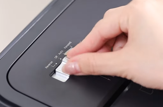 01 Deli E9939 Déchiqueteuse de papier portable